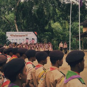 Kegiatan Pramuka Santri: Melatih Kemandirian dan Kebersamaan